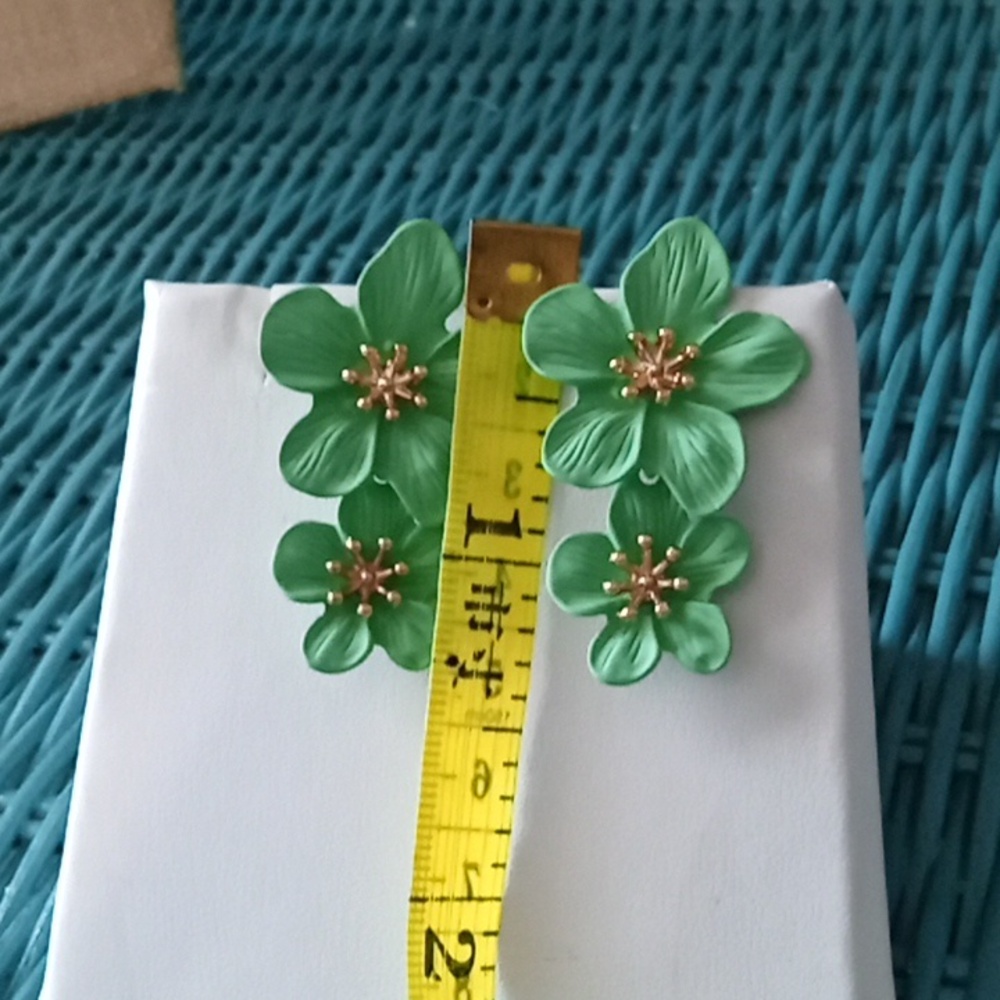 New Green Hawaiian Flower Earrings - Picture 5 of 5